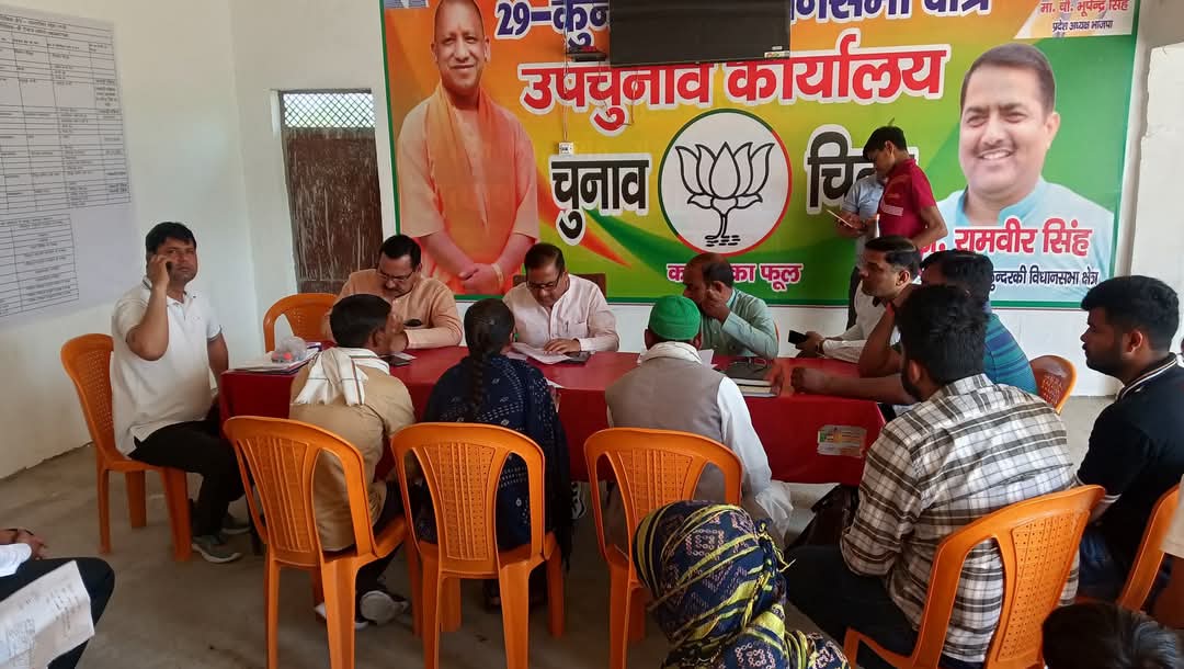 ramkishorbjp_'s tweet photo. रामवीर सिंह, विधायक कुंदरकी और रामकिशोर लोधी, जिला उपाध्यक्ष भाजपा ने अपने कैंप

 कार्यालय पर क्षेत्र की जनता की समस्याएं सुनीं उन्होंने इन समस्याओं को गंभीरता से लेते हुए संबंधित अधिकारियों को तत्काल कार्रवाई के निर्देश दिए *जनहित में कार्य करना उनकी प्राथमिक��ा @RamveerSinghBJP https://t.co/m45JkkpzxF
