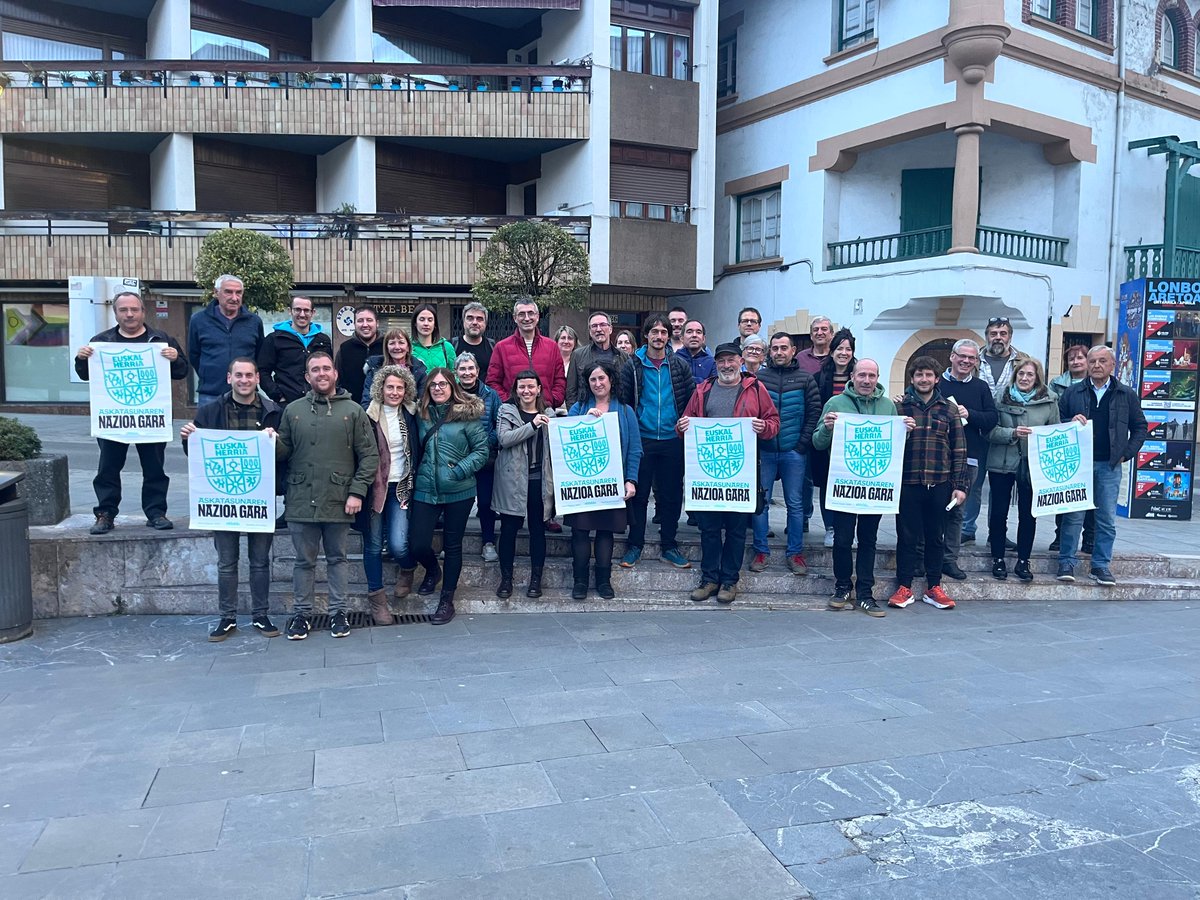 Aberri eguna badator! Eta giroa berotzen ari da #Bizkaia|n.

Durangaldea, Arratia eta Hego Uribeko EH Bilduko eledun eta militanteek Iruñeara joateko deialdia egin dute.

Askatasunaren #NazioaGara.

Hemen argazkiak👇