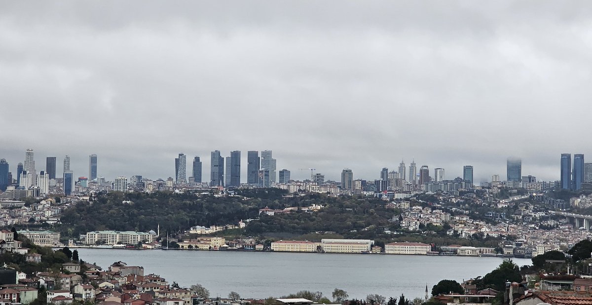 Güneşimiz de tutsak sanki 😞 Gençlerimizi serbest bırakın. İmamoğlu’nu, Can Atalay'ı, Demirtaş'ı, Ümit Özdağ’ı, Mahir Polat’ı, gazetecileri, belediye başkanlarını, yazsam saatler alacak insanları... Listeye bak, her biri bambaşka siyasi görüşte insanlar, esarette birleştik.