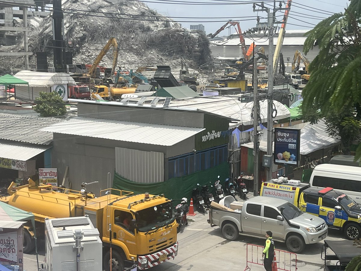 CurtisSChin's tweet photo. #Thailand 🇹🇭💔#ChatuchakWeekendMarket—a major #Bangkok tourist destination—is easily accessible via skytrain, subway or bus. 

A visit yesterday, however, underscored how close the 30-story building that collapsed a week ago due to the #MyanmarQuake is to #Chatuchak Market. 🙏 https://t.co/HXc1rsdjb2