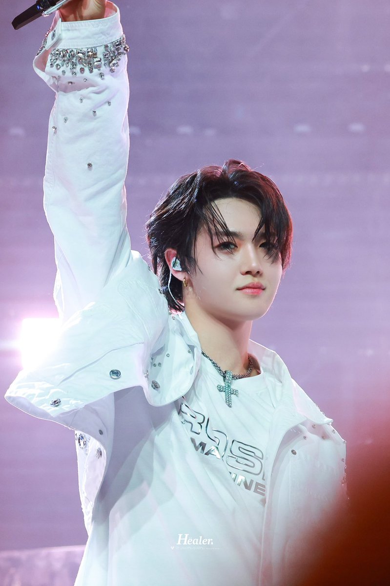he's the pure definition of ethereal beauty 🪽🤍