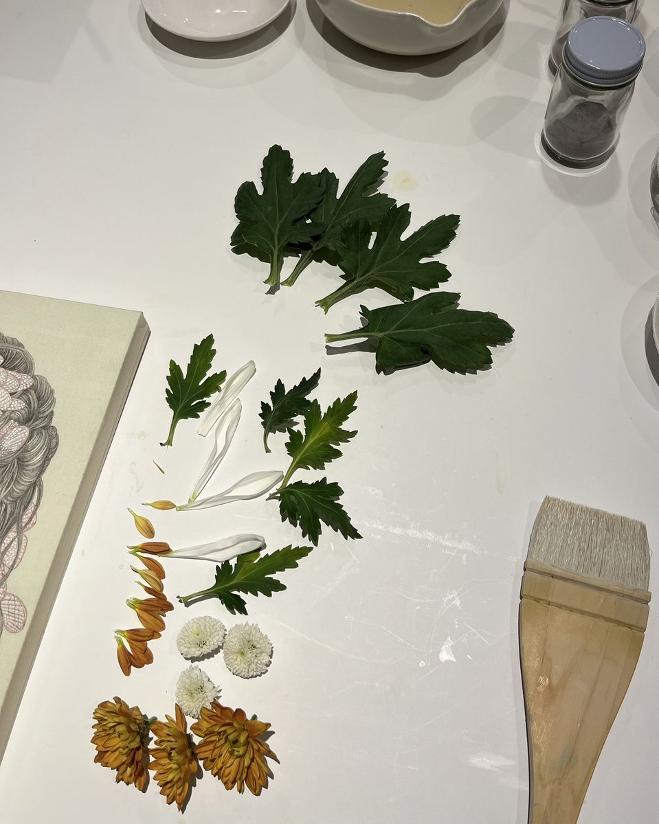 着物には麻の質感を出したくハッチングを施し、マチエールは着物の模様に合わせて菊の花と葉で制作🌼