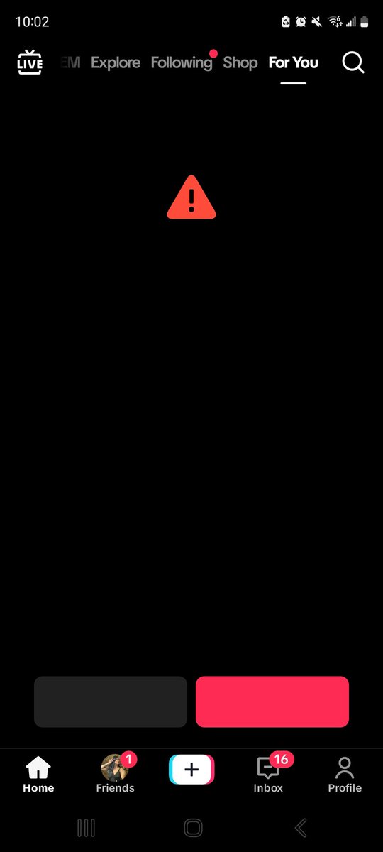 LanaWithTea's tweet photo. Anyome seen this before? Was scrolling tiktok and saw this screen. The only button that works is the red one and it dials 911 into my phone?? So weird. https://t.co/sULzcQ6S48