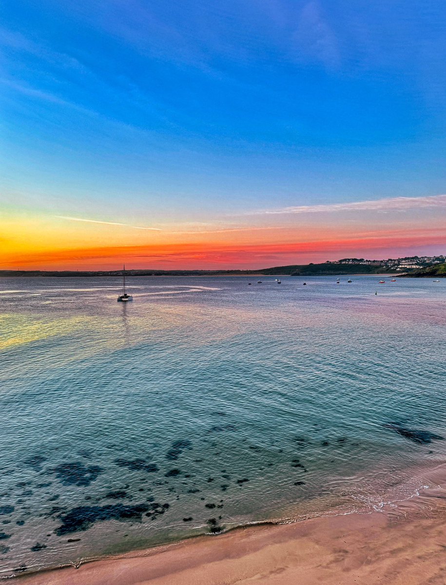 Dawn calm.
#cornwall #kernow #lovecornwall #uk #explorecornwall #cornishcoast #sea #ocean #visitcornwall #stives #stivescornwall #sky #marine #sunrise #morning  #sunrisephotography #cloud #dawn #cloudporn #harbour #yacht #sailing #beach #bamaluz #waves #blue @beauty_cornwall