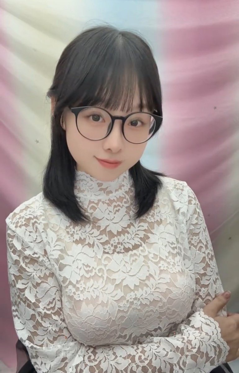 gzmilf's tweet photo. 番禺广场，韶关閪，30岁左右，系小公司做跨境电商运营，月薪5千，已婚，距老公因为跑分判左3年而家仲未出黎，简单黎讲就系缺钱加閪痕，所以距唔介意同已婚人士来往，操作难度唔大，饮奶茶吃饭睇戏送花常规操作既可以搞定 https://t.co/cHF3CJxJ0F