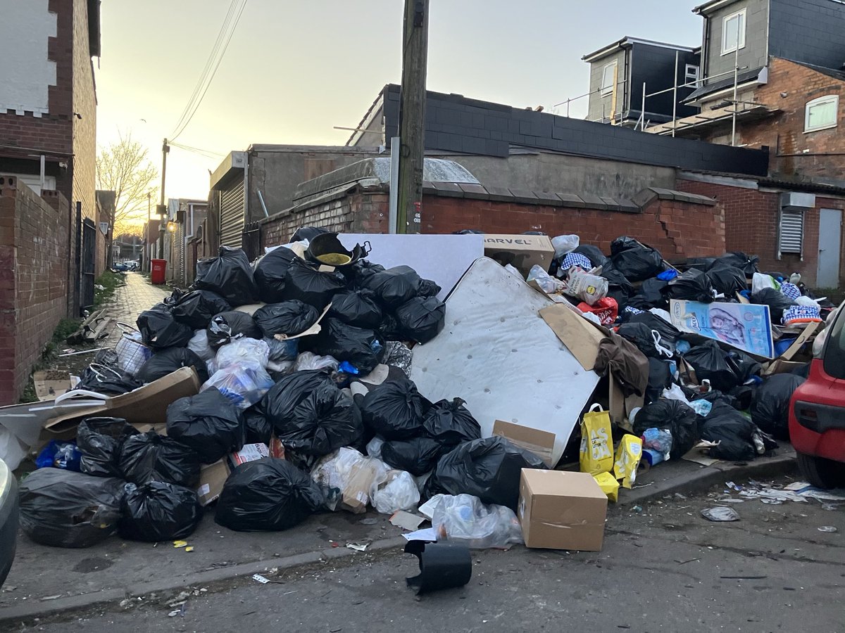 Sarah Julian (@sarahjradio) on Twitter photo Morning from Birmingham! Another week of bin strikes. What a mess! I’m in Bordesley Green. Live on <a href="/bbcwm/">BBC Birmingham & Black Country</a> today bringing you reports from across the city as we enter week FIVE of all out strikes #Birmingham #bins Morning from Birmingham! Another week of bin strikes. What a mess! I’m in Bordesley Green. Live on <a href="/bbcwm/">BBC Birmingham & Black Country</a> today bringing you reports from across the city as we enter week FIVE of all out strikes #Birmingham #bins