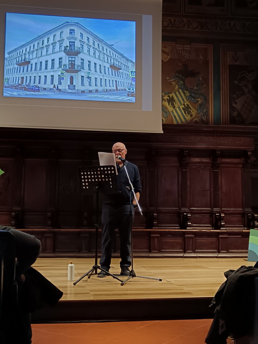 Anna Grigor’evna aveva preso la penna e, dopo averci pensato, aveva scritto:
– Fëdor Dostoevskij è il sole della mia vita. Anna Dostoevskaja.

[Paolo Nori su “Delitto e Castigo” di Dostoevskij]