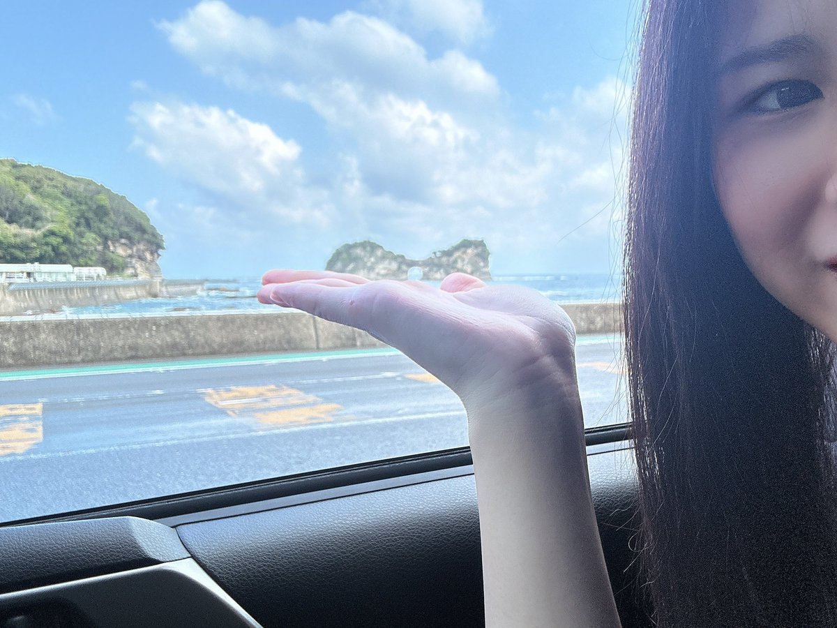 aichin_aichina's tweet photo. 昨日は白浜の近くに行ってたので
円月島の近くで写真撮りました🤳✨

色合いの問題で自分が映ると
円月島が白飛びしちゃうので
超見切れver.です！笑笑

今日は19時〜RECなので
少しだけREC風景を
TikTokで配信するよ🎤☺️ https://t.co/XINcku6x9C