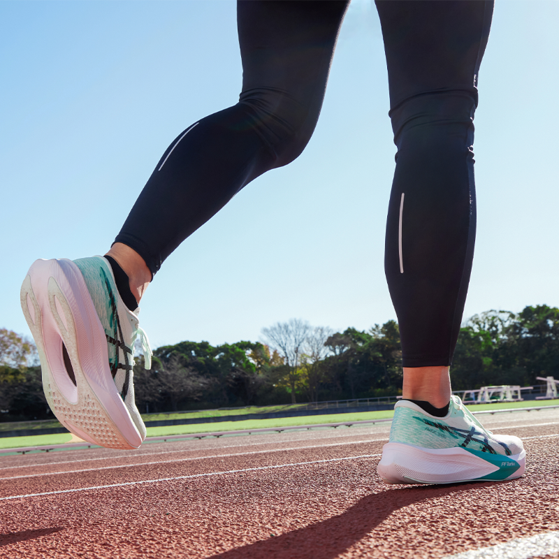 ASICSRunningJP's tweet photo. 【MAGIC SPEED 4】
クッション性に優れたカーボンシューズ。
《おすすめランナー》
・自己記録更新を目指すランナー
・レースに近い感覚でトレーニングしたいランナー
機能面は画像をチェック。
#MAGICSPEED 4で
新しい自分に会いに行こう。