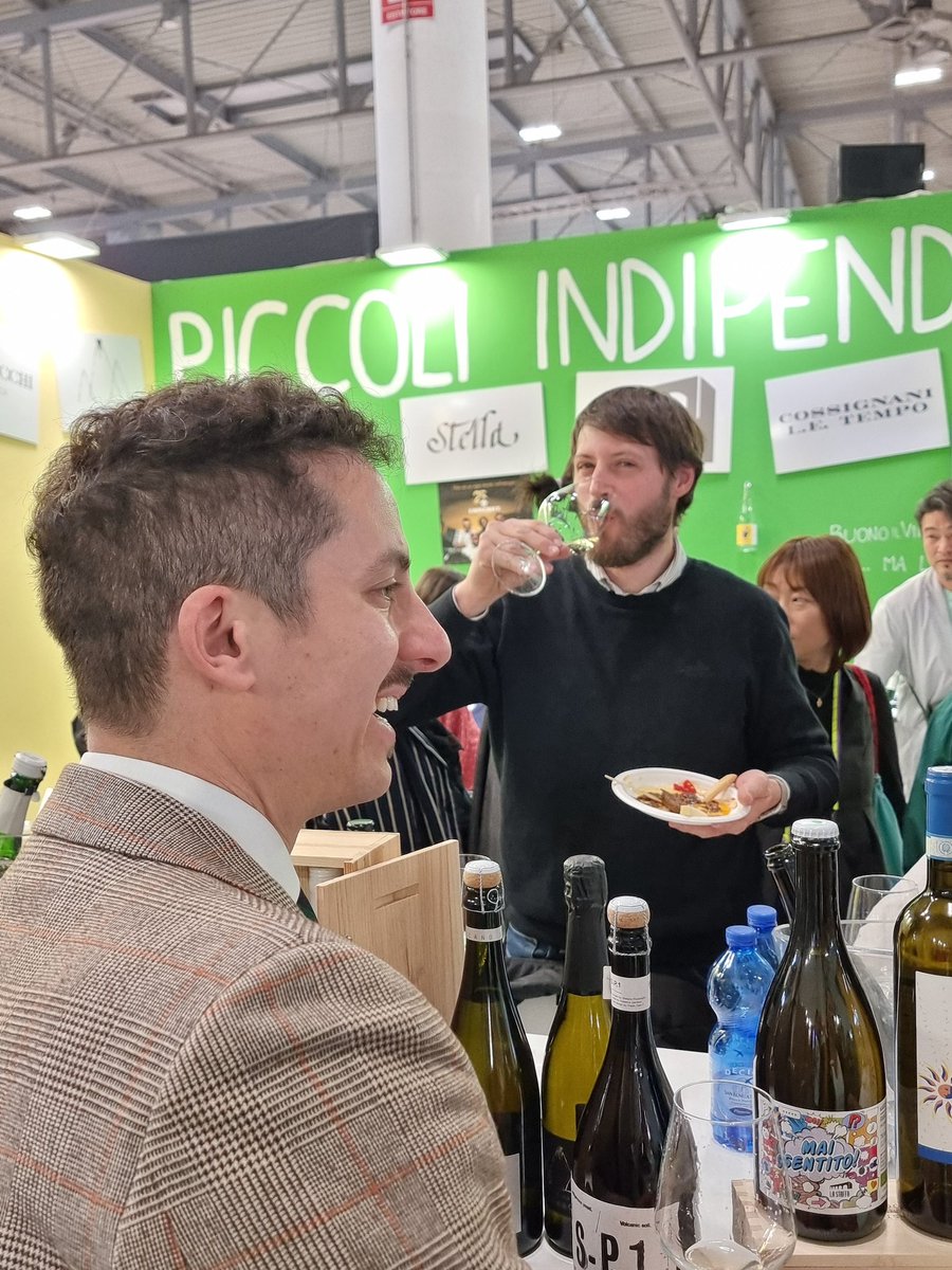 Saw our two young friends from Staffolo at #Vinitaly2025 yesterday. On the left Riccardo Baldi of La Staffa and with the food Valerio Canestrari of Fattoria Coroncino #verdicchio