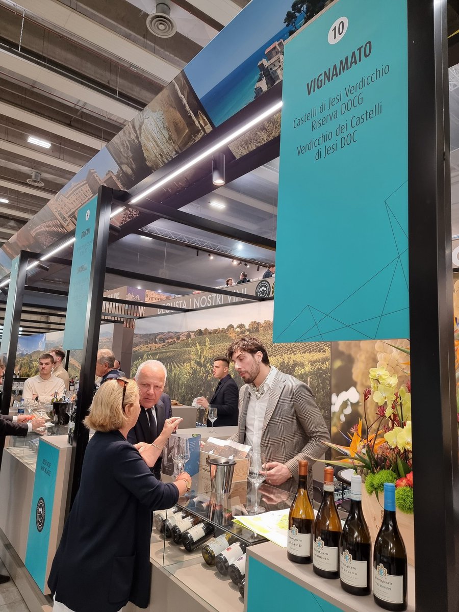 Visiting friends from #Verdicchio country yesterday at #Vinitaly2025 
Maurizio and Francesco Ceci from Vignamato