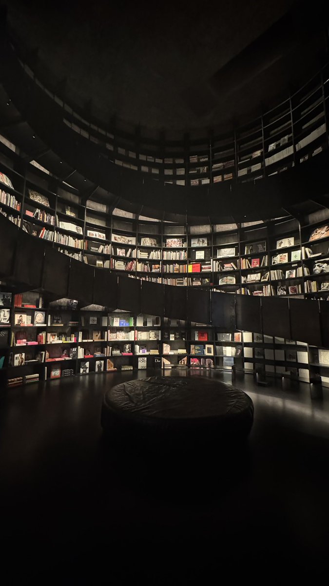 Librería (Fundación Marta Ortega). Coruña 
 
Se trata de un antiguo silo de hormigón convertido en biblioteca, situado en el muelle de Batería del puerto de Coruña. 
Tras conseguir la concesión por parte del ayuntamiento, la Fundación Marta Ortega, de la mano de Elsa Urquijo.