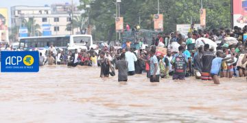 MinenguMayulu's tweet photo. Inondations à Kinshasa : le Gouvernement compatit avec l population et après ? Honte à vous. L'anticipation et la prévention sont d règles d'art en gouvernance. 
La seule solution, c'est l démission d leadership incompétent  à la tête de la ville. @SuminwaJudith, @daniel_bumba_01 https://t.co/qLFDhl4ovx