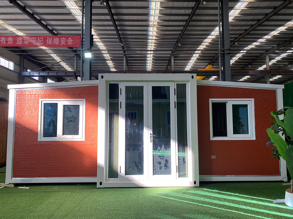 jiacheng202137's tweet image. 🚪🏠 Why live in a boring box when you can have a foldable container house? Just pop it open and voilà! Instant home, no heavy lifting required! 😂✨ #FoldableFun #ContainerLiving#fyp