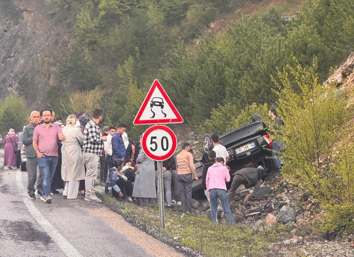 karabuk_burada's tweet photo. Karabük’ün Yenice yolu üzerinde meydana gelen trafik kazasında bir araç takla attı. Kazada çok sayıda kişinin yaralandığı öğrenildi. Olay yerine sağlık ve güvenlik ekipleri sevk edilirken, yaralılar hastaneye kaldırıldı. Kazayla ilgili inceleme başlatıldı. https://t.co/3JoHFZIOLk