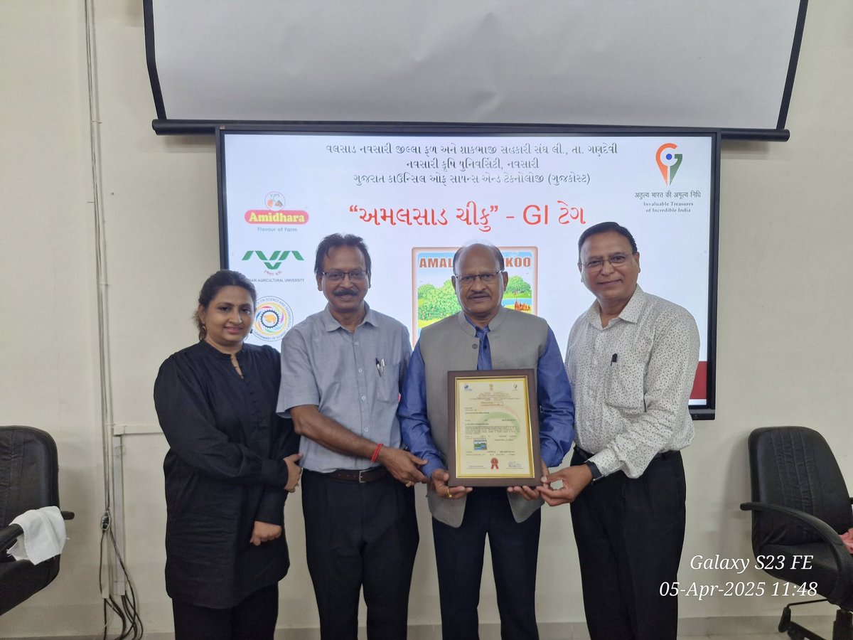 NAUOfficial's tweet photo. “Amalsad Chikoo” gets first GI tag in South Gujarat.
In a momentous achievement for Gujarat’s horticultural sector, the renowned “Amalsad Chikoo” has been awarded the prestigious Geographical Indication (GI) tag. https://t.co/RN3G5TIcyg