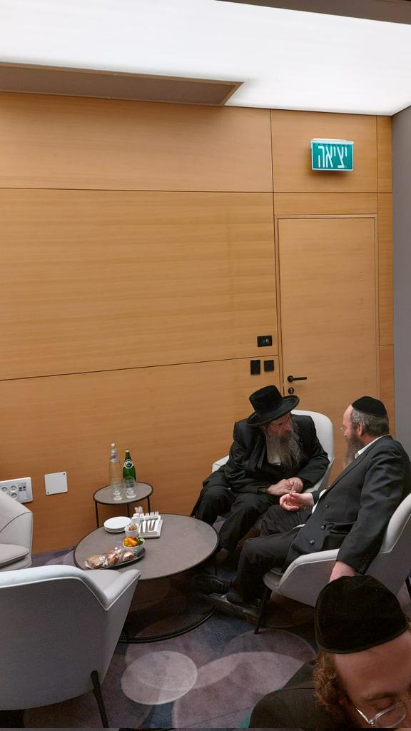 האדמו"ר מבראד נצפה ב'טרמינל פתאל' לקראת נסיעתו לארה"ב אחרי ביקור של מספר ימים בארץ.