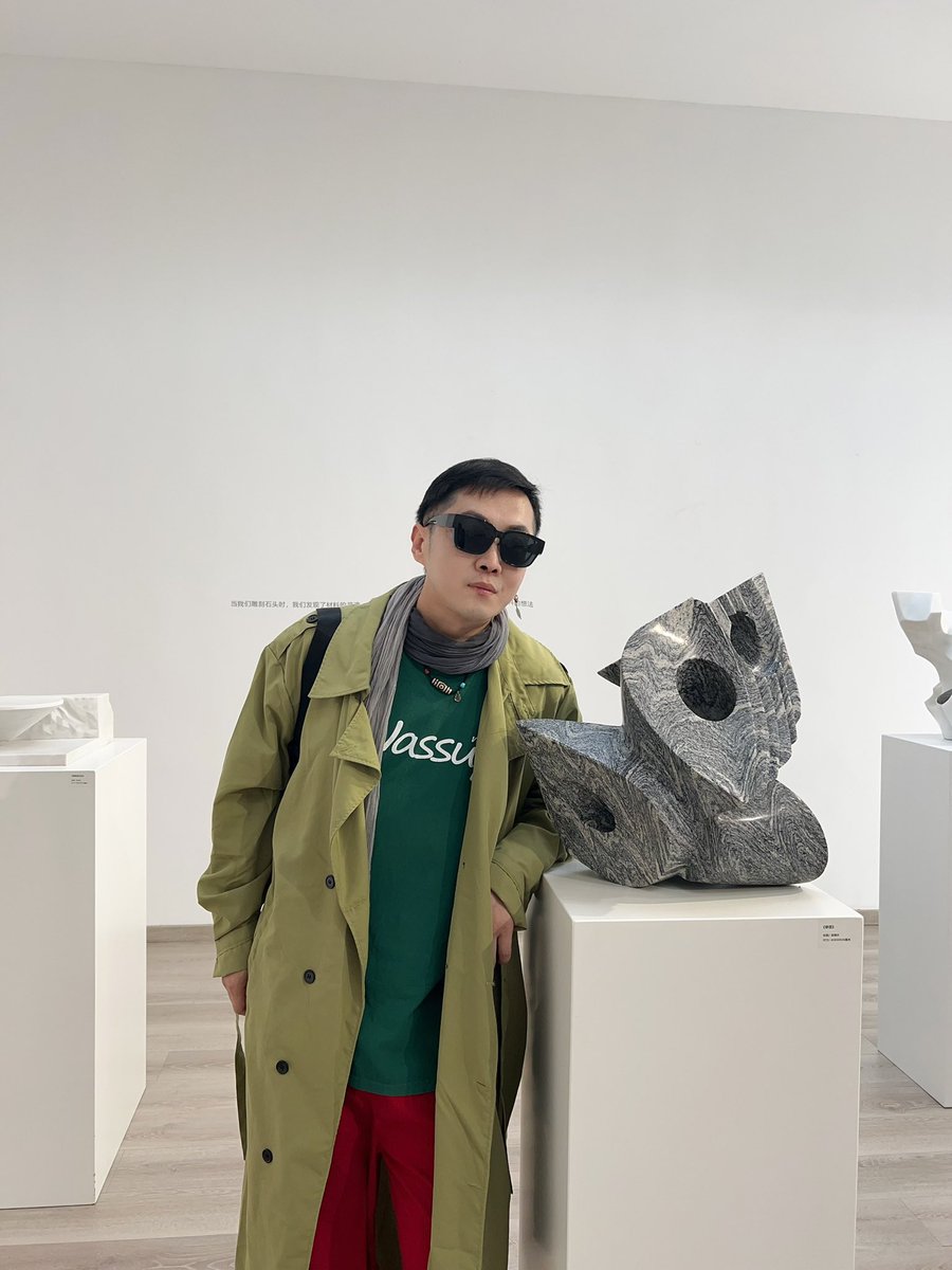 Nicky_Meng_'s tweet photo. 作者画廊 从2025年4月5日至4月20日呈现徐升《从石到光》个展。徐升的雕塑创作，始终游走于物质与观念的临界点。他的作品既非对古典雕塑传统的简单延续，亦非对当代艺术符号体系的被动依附，而是以石为媒介，在物理空间与精神场域之间构建起一座动态的思辨桥梁。
#艺术 #展览 #雕塑 #艺术家 #art https://t.co/H1pItr3f8j
