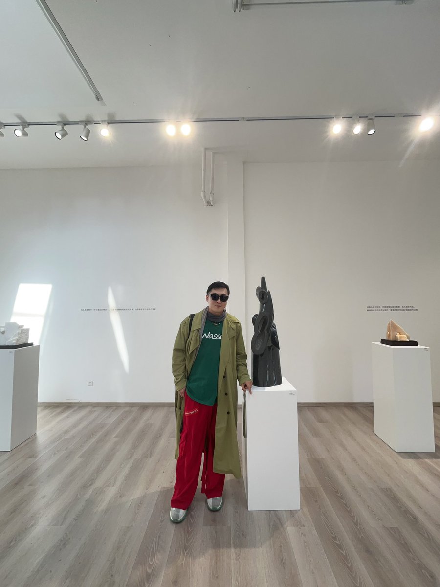 Nicky_Meng_'s tweet photo. 作者画廊 从2025年4月5日至4月20日呈现徐升《从石到光》个展。徐升的雕塑创作，始终游走于物质与观念的临界点。他的作品既非对古典雕塑传统的简单延续，亦非对当代艺术符号体系的被动依附，而是以石为媒介，在物理空间与精神场域之间构建起一座动态的思辨桥梁。
#艺术 #展览 #雕塑 #艺术家 #art https://t.co/H1pItr3f8j