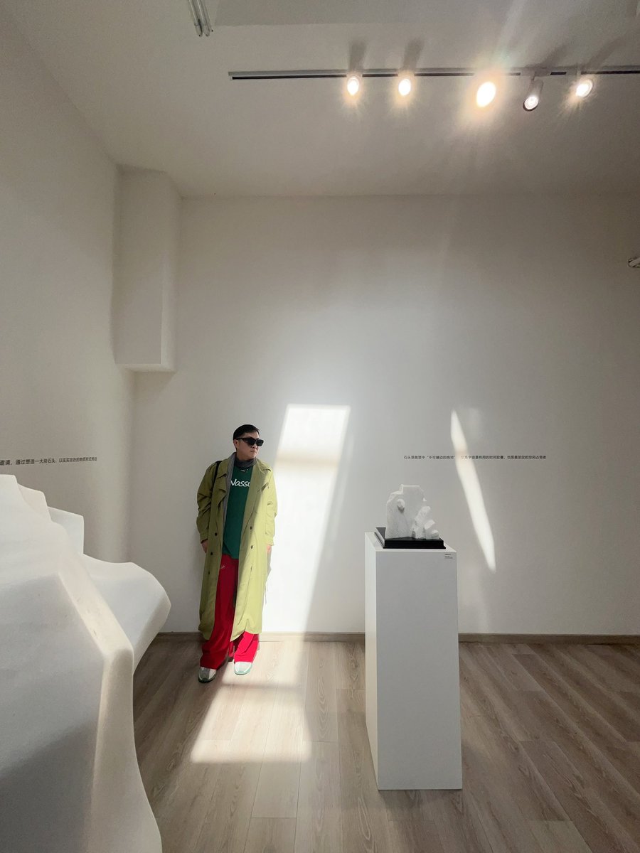 Nicky_Meng_'s tweet photo. 作者画廊 从2025年4月5日至4月20日呈现徐升《从石到光》个展。徐升的雕塑创作，始终游走于物质与观念的临界点。他的作品既非对古典雕塑传统的简单延续，亦非对当代艺术符号体系的被动依附，而是以石为媒介，在物理空间与精神场域之间构建起一座动态的思辨桥梁。
#艺术 #展览 #雕塑 #艺术家 #art https://t.co/H1pItr3f8j