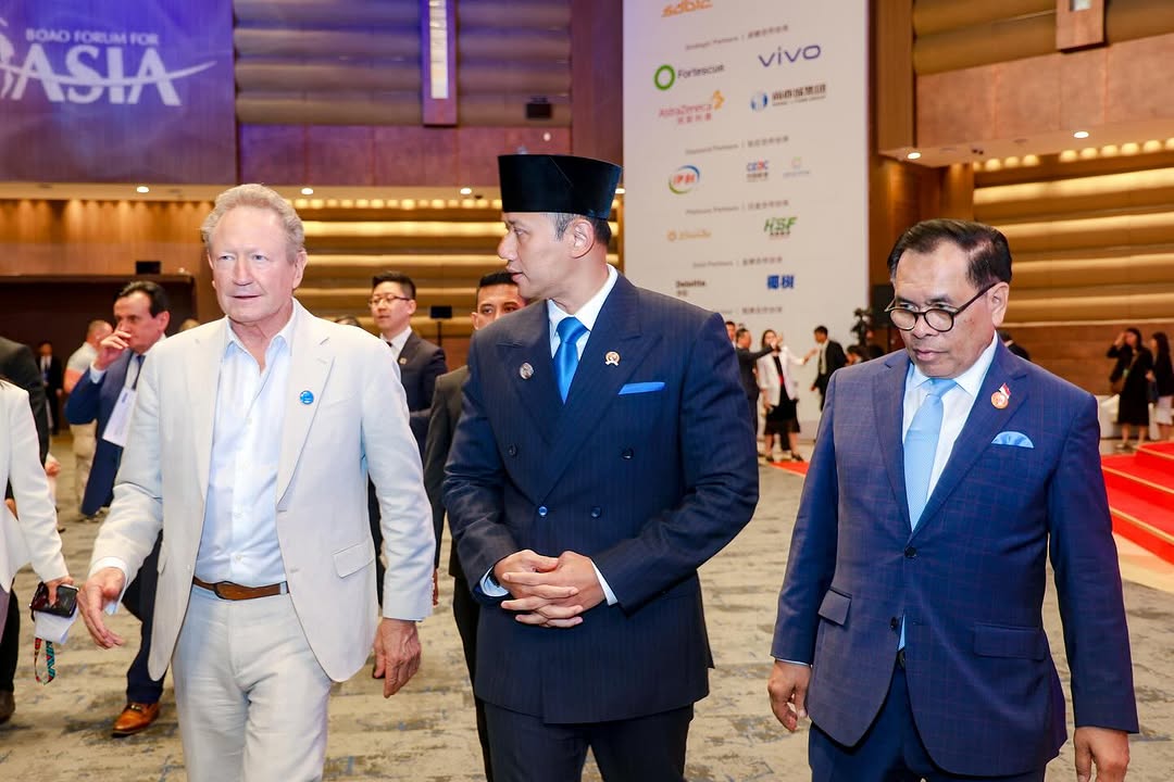 PakMenteriAHY_'s tweet photo. Menko AHY mengajak negara-negara Asia untuk tidak sekadar bangkit bersama, tetapi membangun masa depan yang inklusif, berkelanjutan, dan damai. sehingga abad ini menjadi abad untuk semua.

#ahy #keynotespeech #boaoforum #hainan #tiongkok #menkoinfrastruktur #kemenkoinfra https://t.co/4EzJkoKqBZ