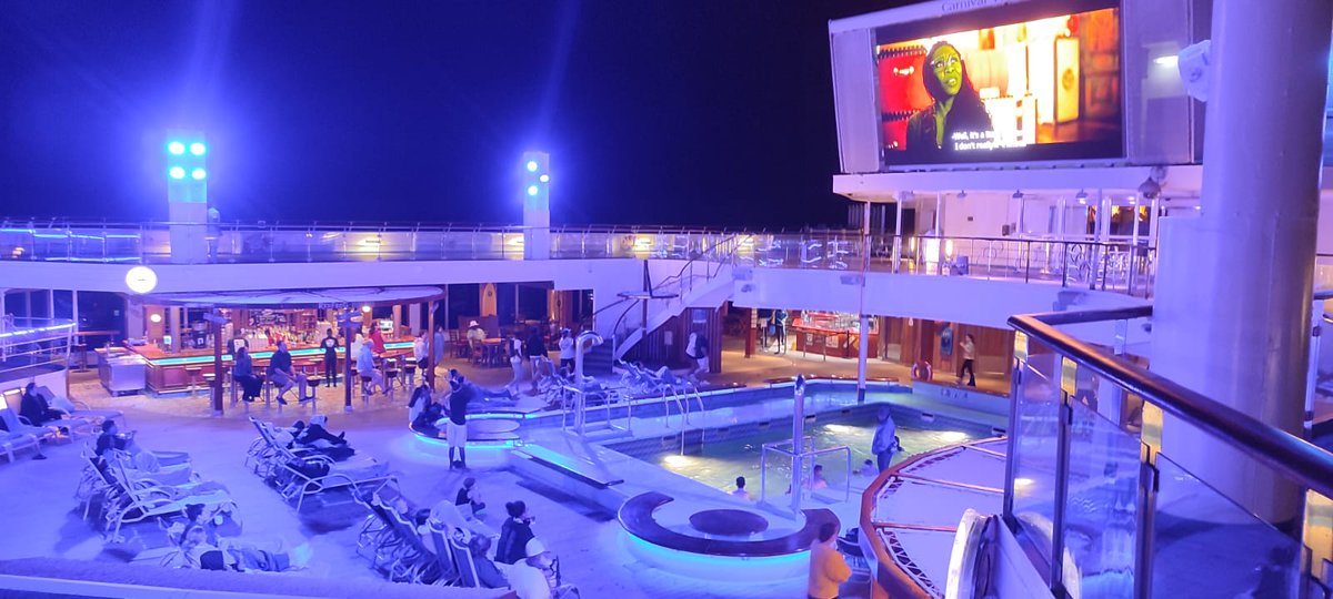 Gracias  Carnival Valor por esta oportunidad. Un contrato de pocas semanas donde  he podido conocer parte de USA y México. Me quedo con toda la música  tocada y el recuerdo de haber visto (y tocado, pero no lo digáis) la  batería de Baby Dodds en Nueva Orleans.