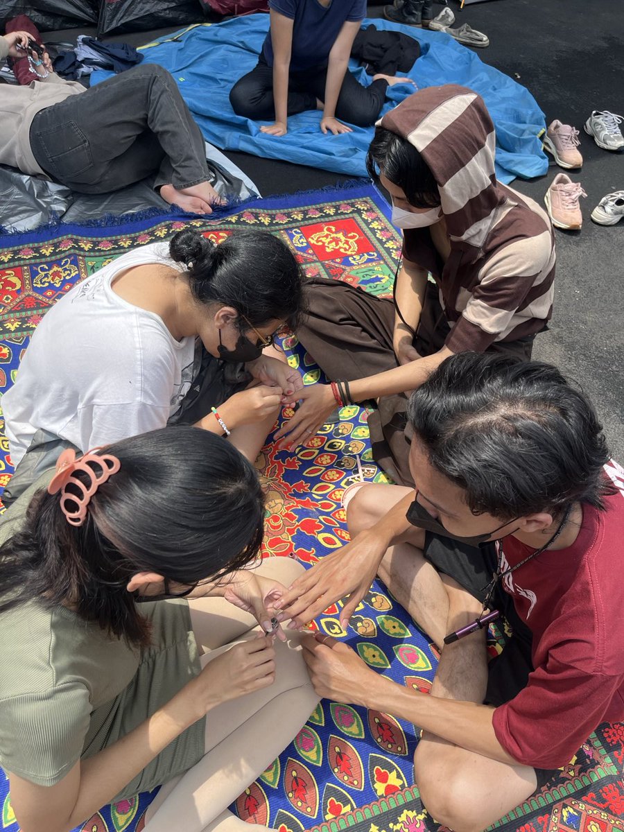 basuara (@maribasuara) on Twitter photo π DPR RI
Situasi terkini "menenda" kami, sekitar pukul 12.30 WIB didatangi Satpol PP. Yuk kami masih menunggu yang lain utk segera merapat π€
#IndonesiaGelap #SupremasiSipil <a href="/barengwarga/">Bareng Warga - #IndonesiaGelap</a> π DPR RI
Situasi terkini "menenda" kami, sekitar pukul 12.30 WIB didatangi Satpol PP. Yuk kami masih menunggu yang lain utk segera merapat π€
#IndonesiaGelap #SupremasiSipil <a href="/barengwarga/">Bareng Warga - #IndonesiaGelap</a>