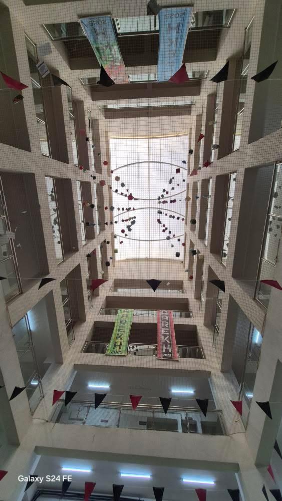 Codefury_'s tweet image. Just survived my first ever hackathon — and guess what? I ended up doing it solo (unintentionally).

Was supposed to team up with some seniors… turns out they knew nothing. While they chilled, I coded like my life depended on it
#hackathon #FirstHackathon #AI #WebDev #solodev