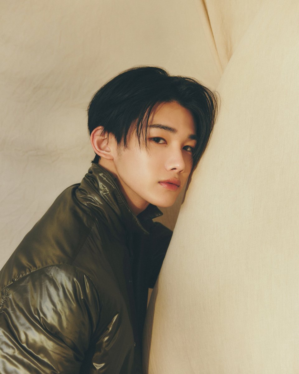 THEFASHIONPOST's tweet photo. 徐々に日差しが和らぎ、春の訪れに心が躍る季節。日中は穏やかな風が心地よく感じる一方で、昼夜の気温差が気になる今のシーズンは、軽めのアウターやジャケットなど、気温に応じて調整できるウェアが欠かせない。

HERNO (ヘルノ)の2025年春夏メンズコレクションのテーマは「汎用性と卓越性」。 HERNO が得意とする軽さはそのままに、シャツ兼ジャケットとして活躍するシアサッカーモデルや、ノンキルトの中綿入りアウターなど日常にさりげないエッジを加える新作が揃う。

袖を通したのは、国内外で活躍するグローバルグループ &TEAM の JO 。デビューして3年目を迎える今年は、初のアジアツアーを控える��ど、さらなる飛躍が期待される。抜群のスタイルで、多くのショーにも招かれるなど、ファッション界から���ラブコールを集める彼が、HERNO の最新コレクションを着用。端正な佇まいが、HERNO の気品と共鳴し、コレクションの魅力を一層引き立てる。(第1回／全4回)
@andTEAMofficial

#Herno #HernoSS25 #ヘルノ #andTEAM #JO #andTEAM_JO #죠 #pr