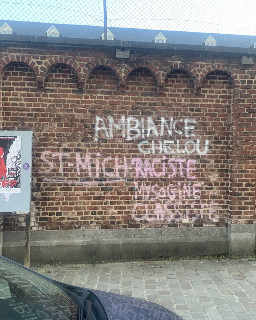 La façade du collège st Michel de bxl taguée ´RACISTE MISOGYNE BOURGEOIS CLASSISTE PRIVILÈGES’ et cela apparaît signé #antifa
