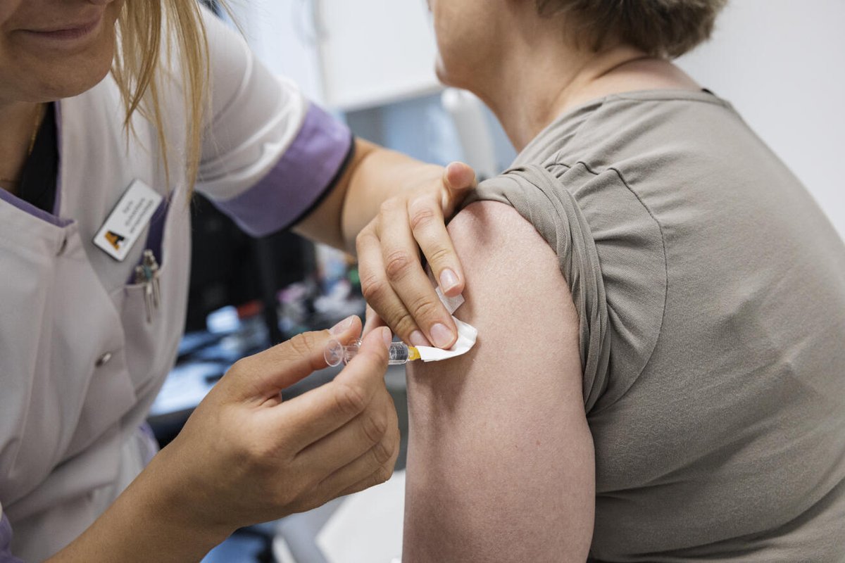 Apteekkarit's tweet photo. 💉Rokottaminen yleistyy apteekeissa kovaa vauhtia. Kesään mennessä rokotuksen voi saada jopa sadasta lähiapteekista.

Moni apteekki haluaisi tehdä yhteistyötä hyvinvointialueiden kanssa esimerkiksi influenssarokotteiden pistämisessä. Yhteistyötä toivoo myös apteekkari Antti Vaara, jonka apteekissa on viisi rokotustaitoista työntekijää. 

Lue Apteekkari-lehden juttu kommenteista👇#apteekki #sote