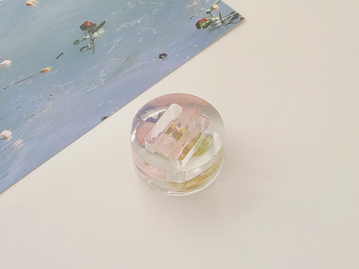 ❛ 우리를 살게 하는 건 다정한 기억 ❜
시우민 스페셜 스테이지때 선물 받았던 파란 장미🌹를 오래도록 간직하고 싶어서 캔들홀더를 응용하여 제작했다ᰔᩚ 리본도 시우민이 생각나서 장식하고, 건조 작업 중 떨어진 꽃잎 하나도 소중해서 반지홀더로 뿅💍 민석이의 다정함을 오래도록 잊지 말아야지