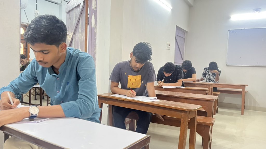 AkbarClasses's tweet image. 2nd Minor Test for AMU Class 11 Entrance at AKBAR CLASSES.
Focus. Discipline. Determination.
This is how futures are built.
#AMUEntrance #MinorTest #AkbarClasses #ThinkLogically #Kishanganj #AMUPrep