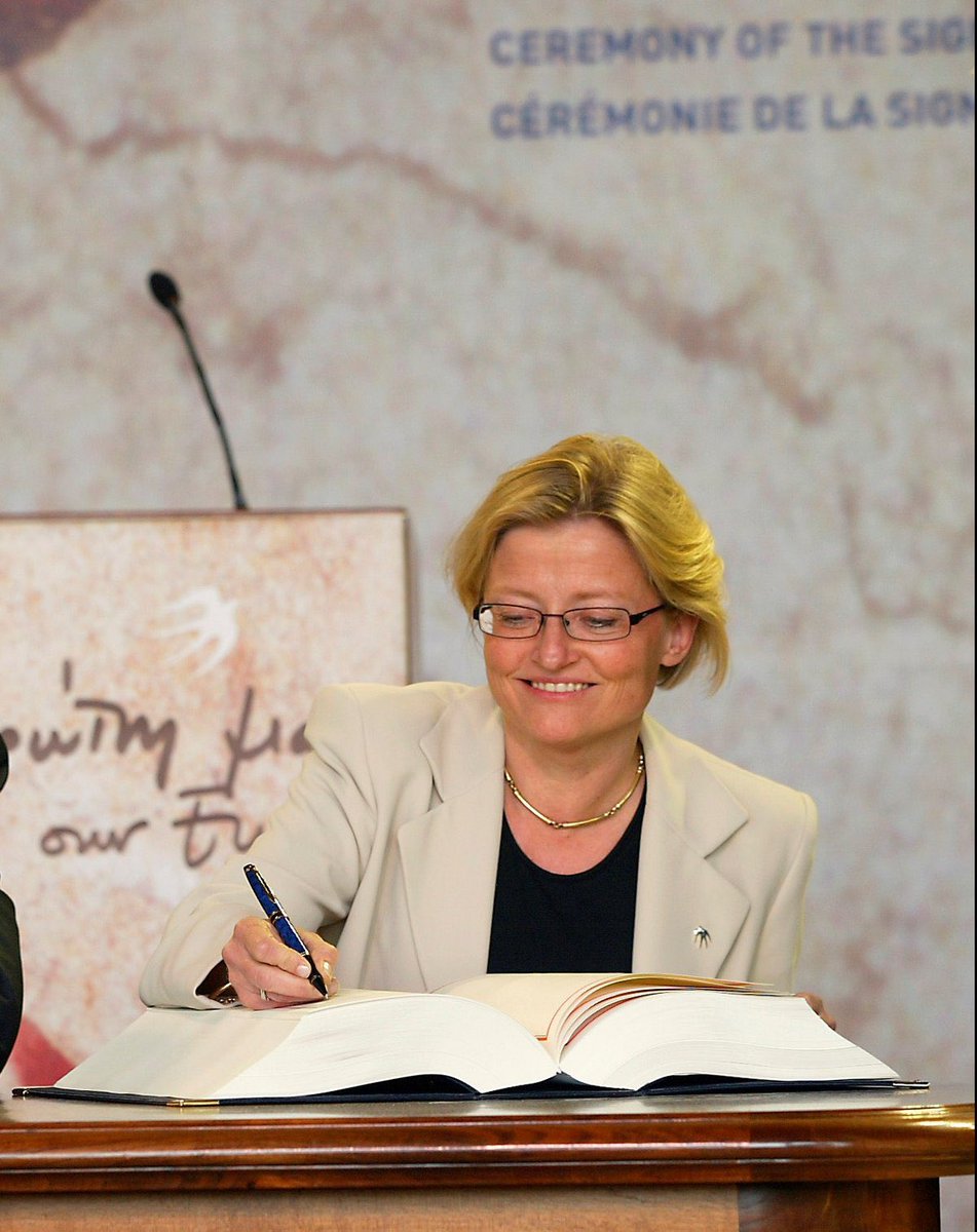 🇸🇪 22 years ago Swede PM Anna Lindh was brutally murdered by a Serb illegal immigrant 

Europe still has not woken up on the dangers of illegal immigrants