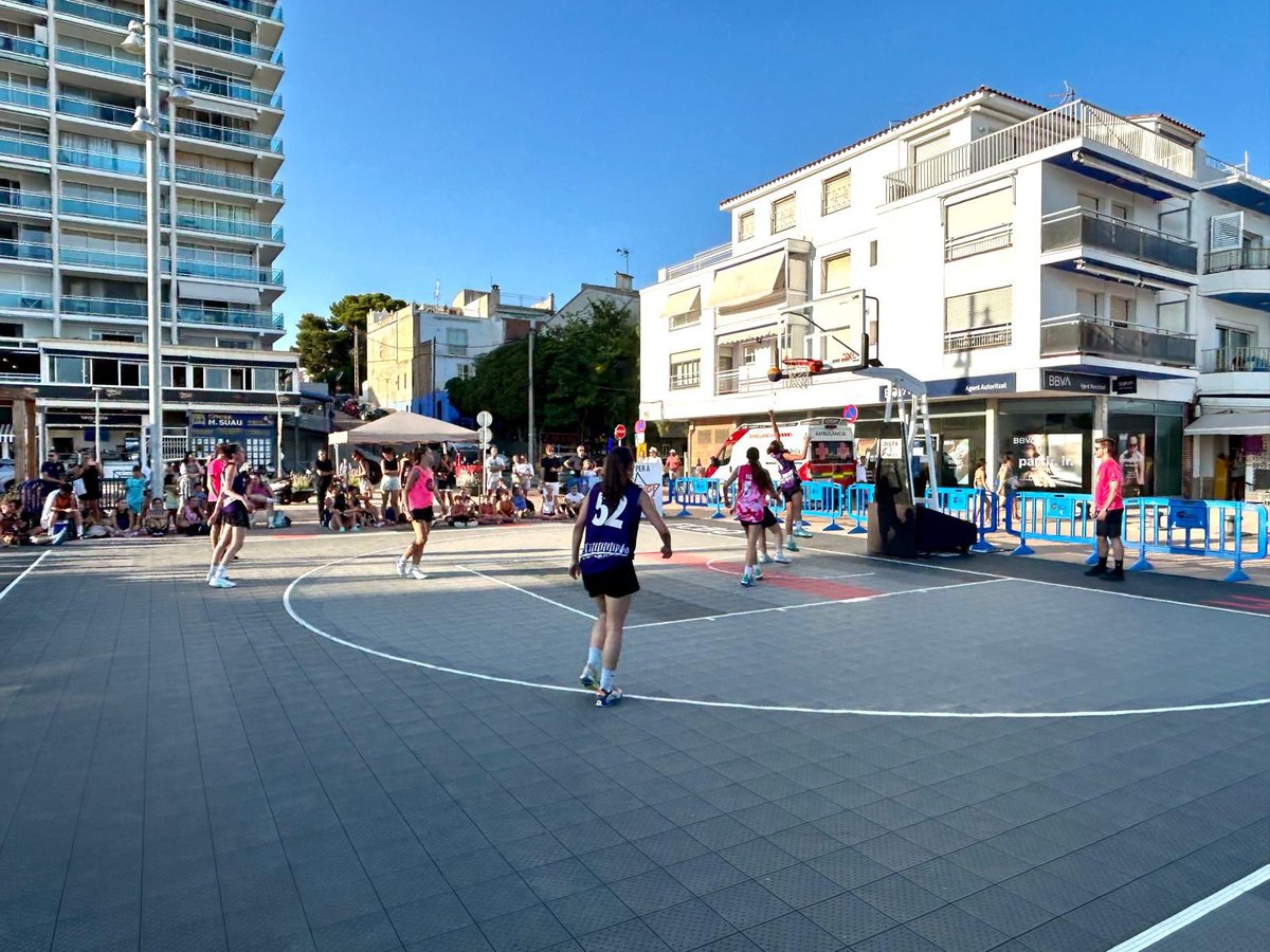 elvendrell_cat's tweet image. 🏀La @FCBQ ha escollit el Vendrell com una de les tres seus del 2n Circuit PRO 3x3 FCBQ, competició de màxim nivell FIBA 3x3, que s'iniciarà el 28 de juny a Barcelona i farà parada al Vendrell el 12 de juliol, a la plaça dels Germans Trillas de Coma-ruga. (1)