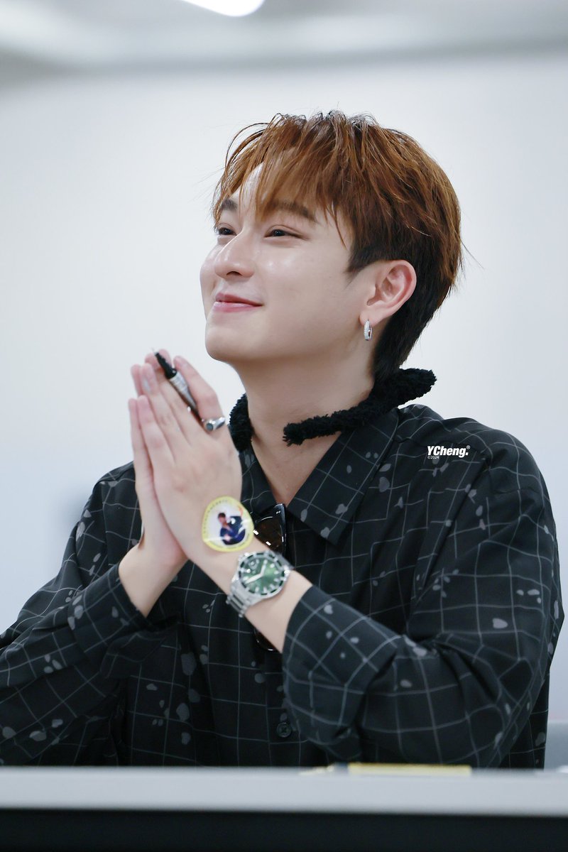 ycheng1205's tweet image. I think maybe nothing has changed.

📸Chimon┊06Apr 2025🫧
‾‾‾‾‾‾‾‾‾‾‾‾‾‾‾‾‾‾‾‾‾‾‾‾‾‾‾‾‾‾‾‾‾‾‾‾‾
CHIMON FANSIGN2025
#BKKIBF2025xChimon 
#ChimonWachirawit
#ชิม่อนไงจะใครหล่ะ 

2025                     2024
↓                                ↓