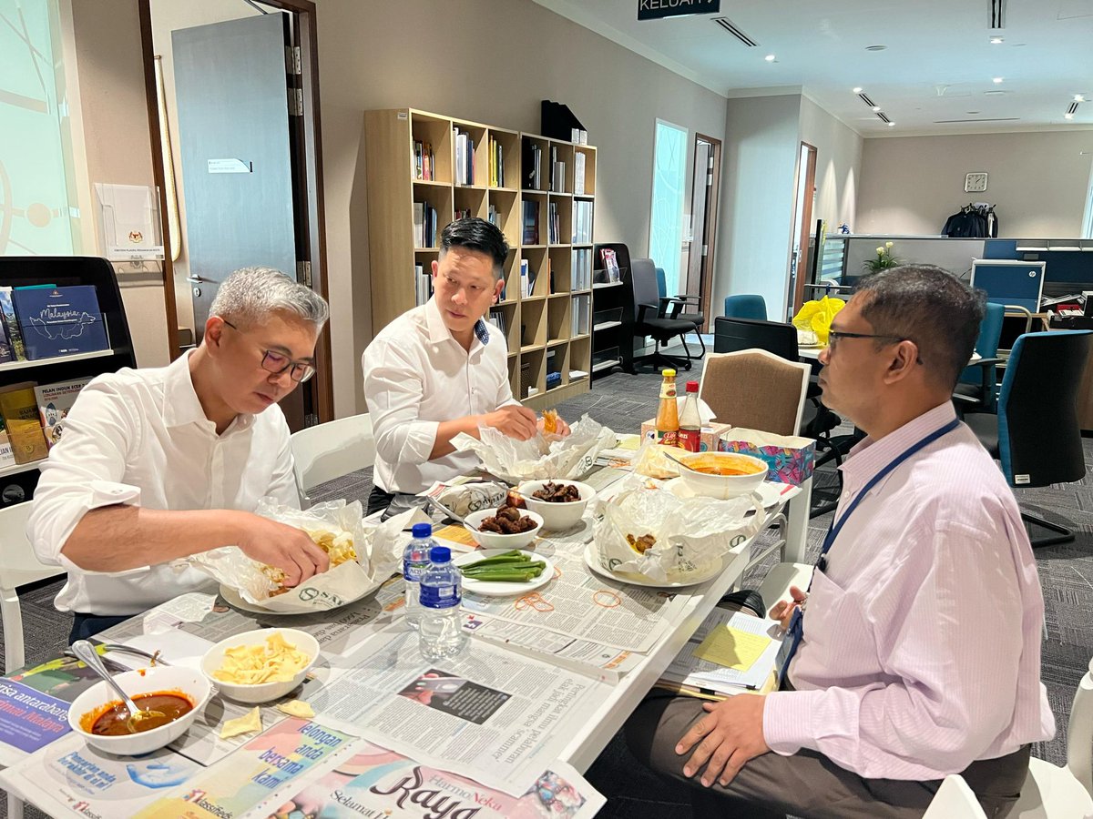 tzafrul_aziz's tweet photo. Dah muak makan lemang dan ketupat, hari ni kita pekena nasi kandar Saddam dengan geng office!
#TZA #NasiKandar #Surr https://t.co/UEUzSYuBkq