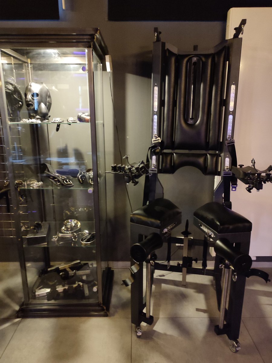 Ladyrunarubinia's tweet photo. Zum Wochenstart lasse ich euch ein bisschen davon träumen was ich wohl auf dem Stuhl alles mit euch anstellen könnte ... 😏🔥

#bdsm #sklavenstuhl #fixiert #ausgeliefert #hingeben #sextoys #fetisch https://t.co/L2vvQi8JQI