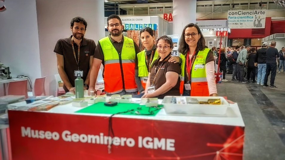Juan Antonio R.R (@juanantonio_rr) on Twitter photo 🌍 Este año en #MadridEsCiencia2025 <a href="/IFEMA/">IFEMA MADRID</a> miles de estudiantes y familias exploraron el mundo de la ciencia...
¡y el <a href="/IGME1849/">Instituto Geológico y Minero de España</a> <a href="/CSIC/">CSIC</a> estuvo ahí!
💎 A través de talleres con #fósiles, #minerales y #geoenergía, conectamos pasado y futuro para entender los retos del presente. 🌍 Este año en #MadridEsCiencia2025 <a href="/IFEMA/">IFEMA MADRID</a> miles de estudiantes y familias exploraron el mundo de la ciencia...
¡y el <a href="/IGME1849/">Instituto Geológico y Minero de España</a> <a href="/CSIC/">CSIC</a> estuvo ahí!
💎 A través de talleres con #fósiles, #minerales y #geoenergía, conectamos pasado y futuro para entender los retos del presente.