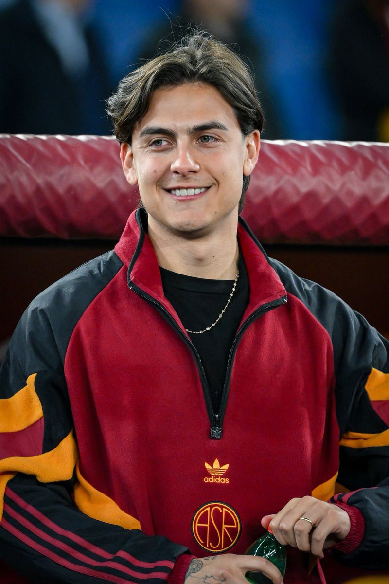 VibesFoot's tweet photo. Paulo DYBALA était présent au Stadio Olimpico pour AS Roma-Juventus hier soir. 🥹❤️💛

Le flow de la veste. 🥵 https://t.co/xvac6FnfdU