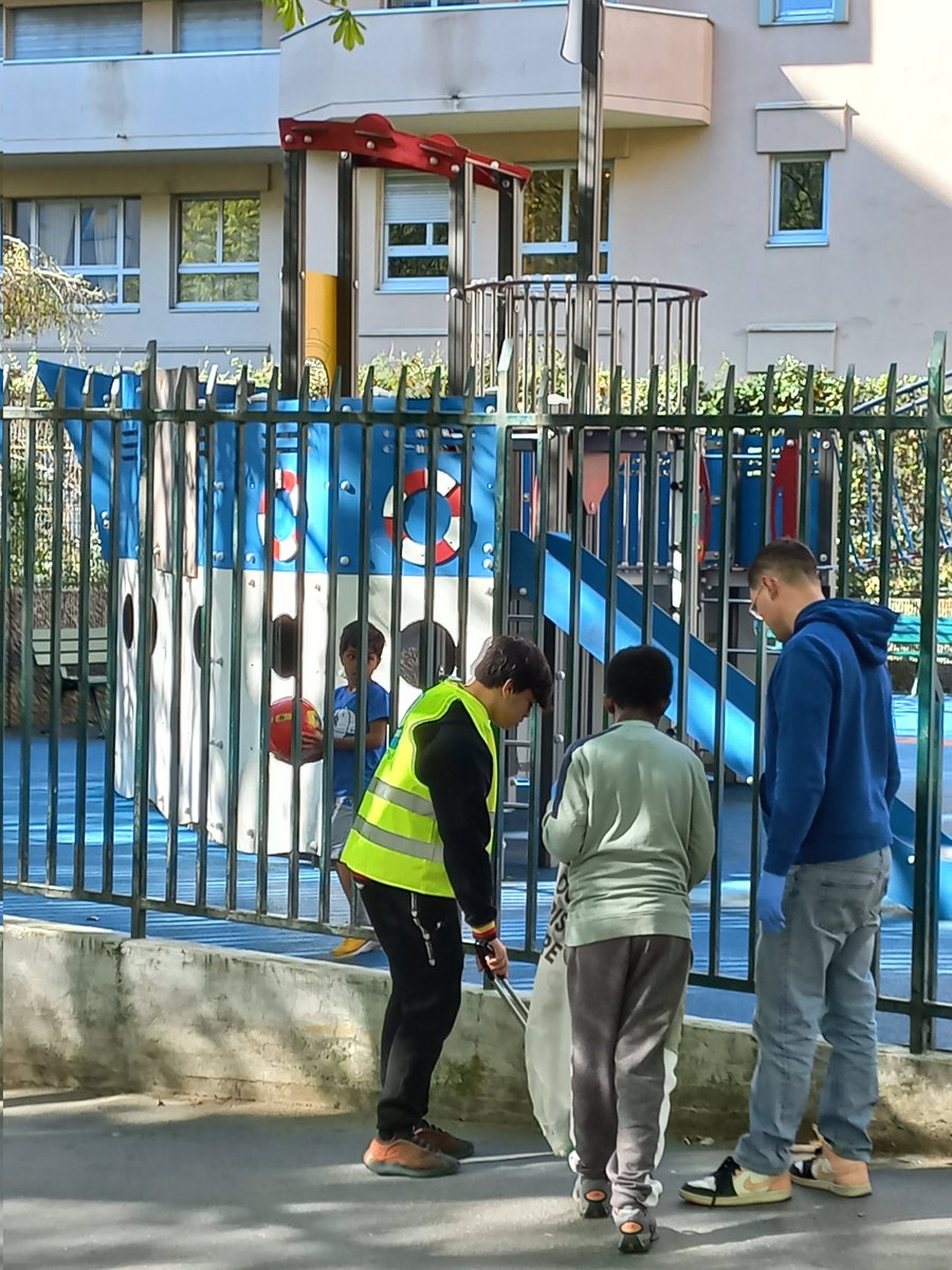 monquartier19's tweet image. Le Conseil de quartier Bas-Belleville s'est mobilisé le samedi 5 avril pour une journée de nettoyage participatif 🧹♻️✅️
Merci aux participantes et participants d'agir pour embellir nos rue !
#CadreDeVie
#Environnement
#ParticipationCitoyenne
#Sensibilisation
#Belleville