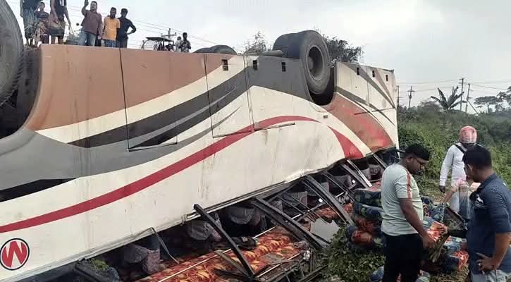 ব্রাহ্মণবাড়িয়ায় নিয়ন্ত্রণ হারিয়ে বাস উল্টে আহত ২৫