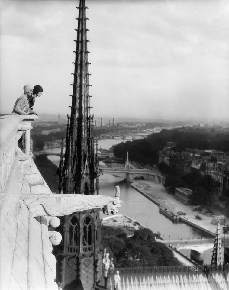 Bonjour.😊☕️🥐

📷 H.Armstrong Roberts. 
Deux femmes regardant la vue panoramique du haut de Notre-Dame 
Années 1920. Paris