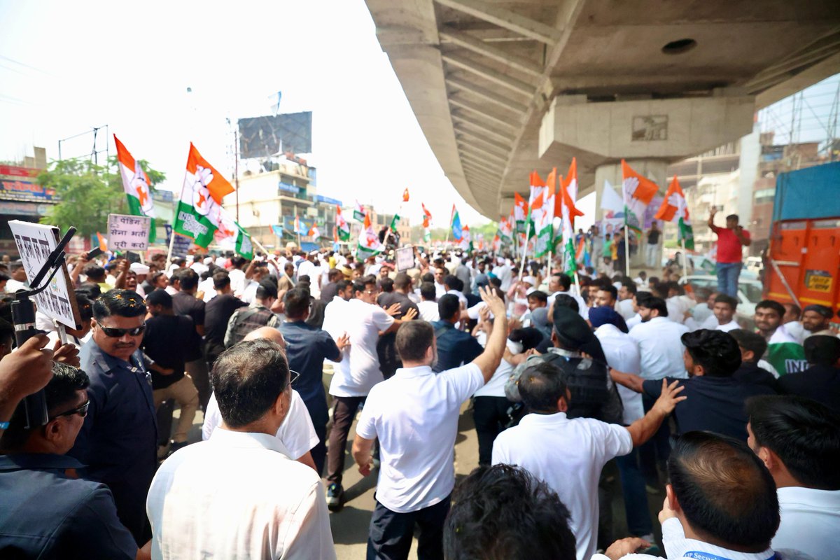 बिहार के युवाओं ने बेरोजगारी, पेपर लीक, परीक्षा में धांधली और अन्याय का बहुत दंश झेल लिया।

उन्होंने रोजगार मांगा तो झूठे वादे किए गए, सवाल पूछा तो बेरहमी से पिटवाया गया- लेकिन अब और नहीं। हर अन्याय का जवाब मांगा जाएगा, हर नौकरी का हिसाब मांगा जाएगा।  

हम बेरोजगारी और पलायन के