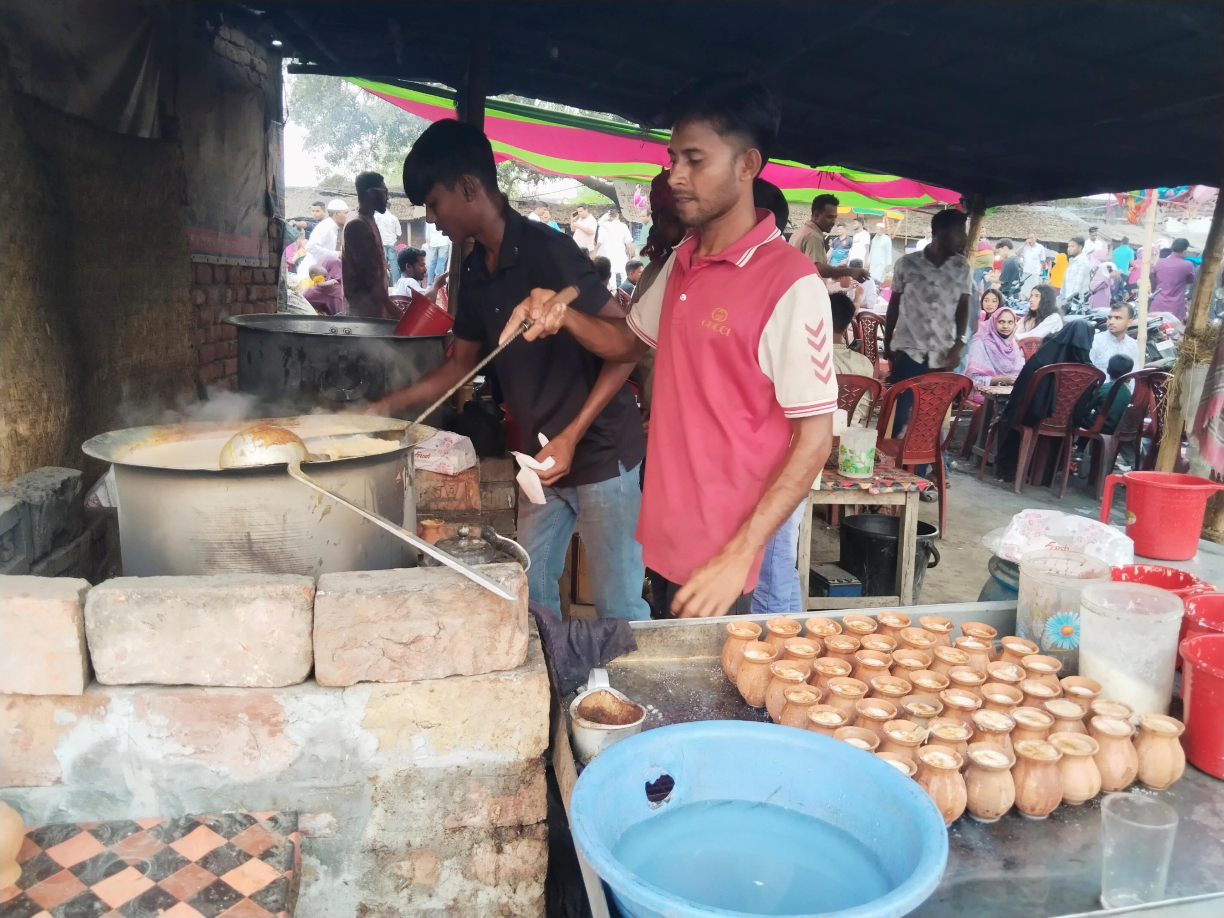 ঈদে আরও জনপ্রিয় হয়ে উঠেছে নওগাঁর শাহাগোলা রেলস্টেশনের ‘মটকা চা’