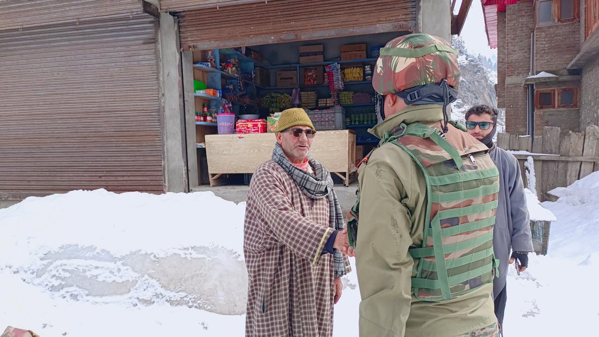 kupwarasentinel's tweet photo. #IndianArmy’s Khairiyat Patrol Team reached out to villagers of #Dangan & #Dassi near LC. locals engaged, concerns heard, trust strengthened. Security with empathy, unity with purpose. #Peace #LOC #WeStandWithVillager https://t.co/77wXOCmCX0