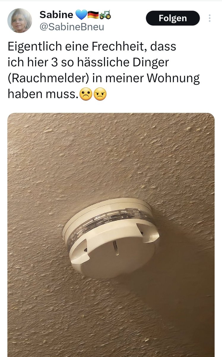 Der Sinn des Lebens von Fans der rechtsextremen sogAfD besteht anscheinend nur aus Meckern. Vor ein paar Tagen hat sie sich über die Sitzhasen von Lidl aufgeregt, jetzt gefallen ihr Rauchmelder in der Wohnung nicht.  Sicherheitsgurte im Auto findet sie sicher auch überflüssig.