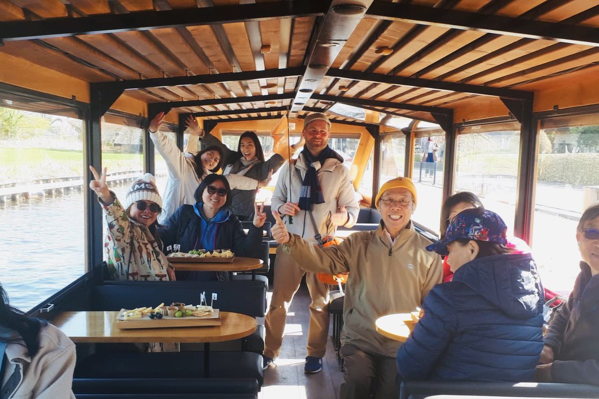 Our tour guide Rick with a group in Giethoorn. Also interested in discovering Giethoorn? Feel free to contact us for the possibilities.

👍 For travel agencies, tour operators, and private groups
🔗 Contact us today to book your guide!

#amsterdam #tourguide #hollandexperience