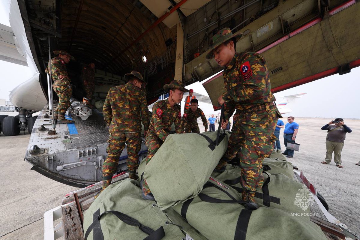 ASEANRussia's tweet photo. 📸 Footage of unloading the two aircrafts of the Russian Emergencies Ministry (#EMERCOM) with humanitarian aid for Myanmar 🇲🇲.
Aircrafts transported over 68 tons of essential disaster relief supplies to the affected region - food, diesel generators, tents and basic necessities. https://t.co/TQmsRRKCWb