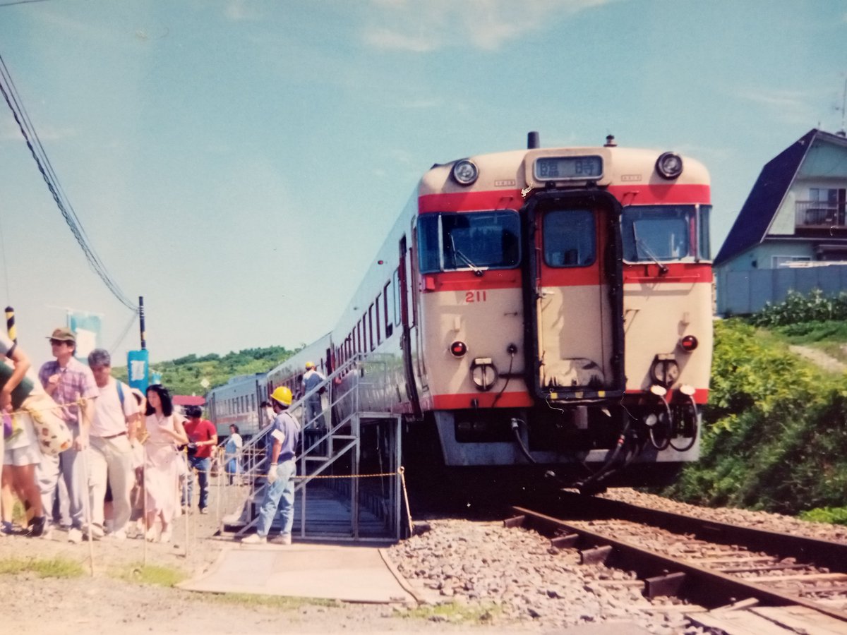 ＃平成７年夏休み　高校２年の夏休みに、留萌市内の西海岸にあった留萌本線(後・平成２８年１２月５日に廃線)浜中海水浴場駅です。駅と言ってもホームはなく列車が着いたらタラップで乗降する仕組みです。写真は平成７年８月７日の最終日で同業者も居ませんでした。